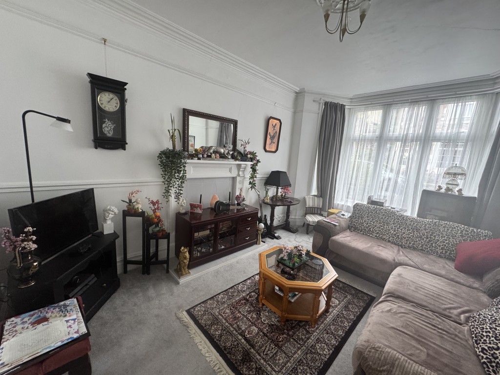 Lot: 89 - RESIDENTIAL INVESTMENT COMPRISING THREE-BEDROOM MAISONETTE AND GARDEN FLAT FOR IMPROVEMENT AND REPAIR - Maisonette living room different angle